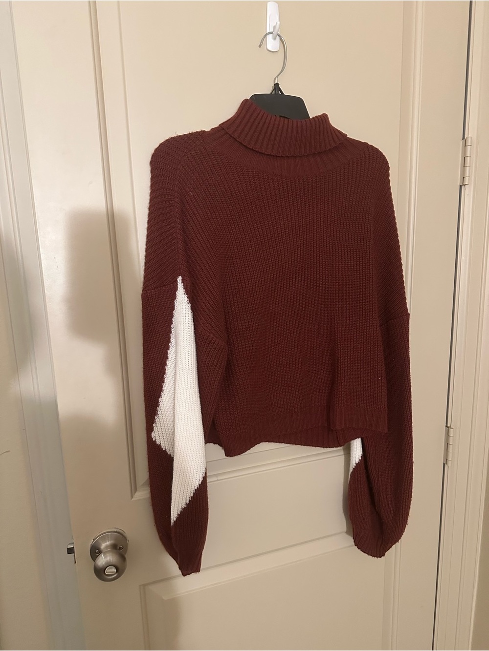 Women’s Turtleneck Chunky Sweater in Burgundy and White